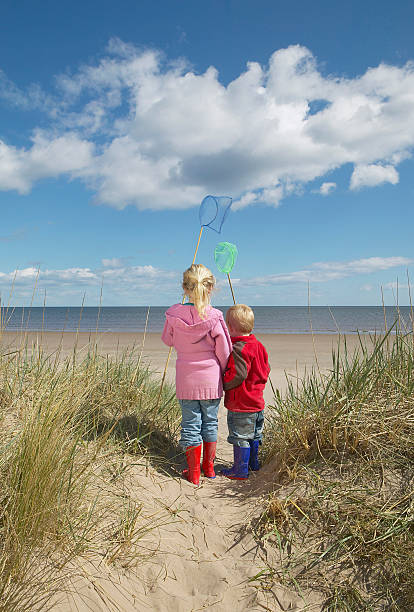 Broer en zus op strand door mediator Den Haag